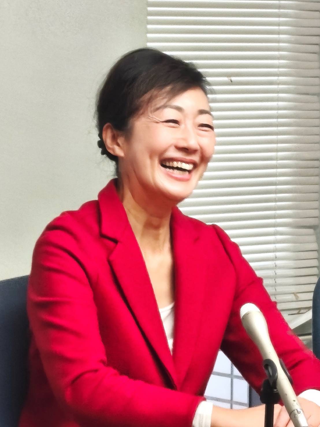 記者会見で笑顔で話すこまい千代