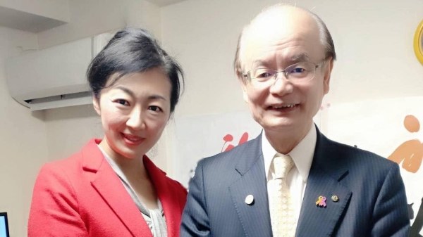 橋川渉前市長とこまい千代（2023年4月、県議会議員選挙の当選の日）
