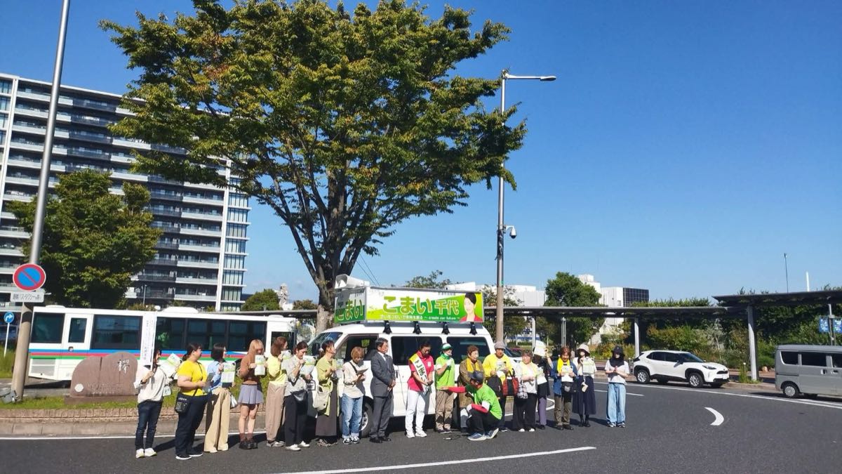 選挙カーを囲んで並ぶ、多くの支援者の皆さん。
