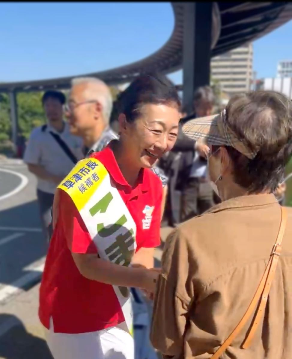 支援者の方と握手を交わし、笑顔で言葉を交わすこまい千代候補。