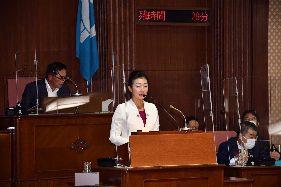 県議会で一般質問に立つこまい千代